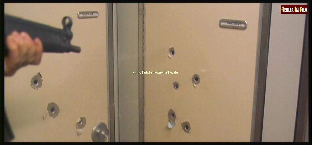 Air Force One Einschusslocher In Tur Und Wand 2 Air Force One Filmfehler Wir Sehen Alles